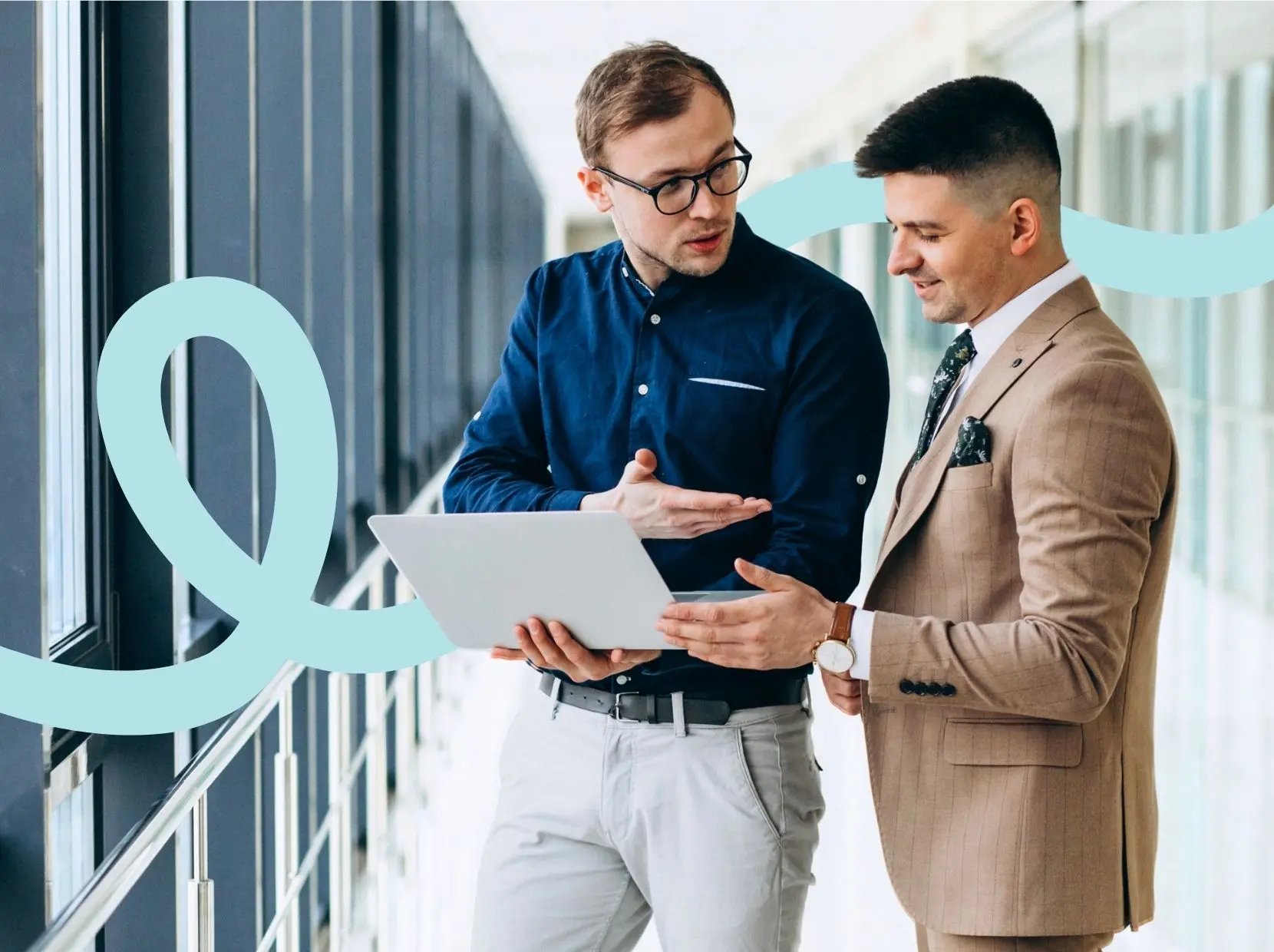 Deux hommes d'affaires discutant d'une solution de financement pour la formation, illustrant le dispositif OPCO et la gestion administrative simplifiée.