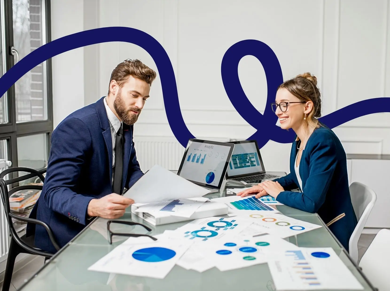 Un homme et une femme analysant des données de performance avec des graphiques, symbolisant un retour sur investissement concret grâce à la formation managériale.