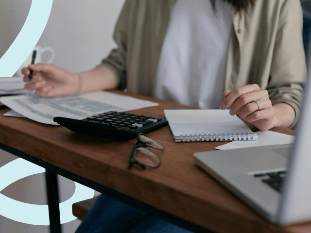 Deux hommes d'affaires discutant d'une solution de financement pour la formation, illustrant le dispositif OPCO et la gestion administrative simplifiée.