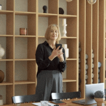 Animation illustrant un coach et un manager collaborant pour ajouter une tâche à une fiche. Visualisation de la délégation structurée dans un processus de management.