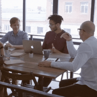 Animation illustrant un coach et un manager collaborant pour ajouter une tâche à une fiche. Visualisation de la délégation structurée dans un processus de management.