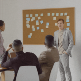 Animation illustrant un coach et un manager collaborant pour ajouter une tâche à une fiche. Visualisation de la délégation structurée dans un processus de management.