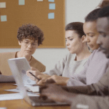 Animation montrant un entraîneur et un manager interagissant avec une liste d’employés. Représentation d’une approche personnalisée pour motiver chaque collaborateur.