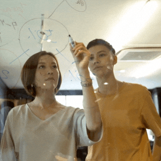 Animation illustrant un coach et un manager collaborant pour ajouter une tâche à une fiche. Visualisation de la délégation structurée dans un processus de management.