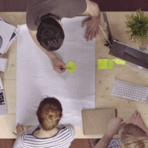 Animation montrant un entraîneur et un manager interagissant avec une liste d’employés. Représentation d’une approche personnalisée pour motiver chaque collaborateur.