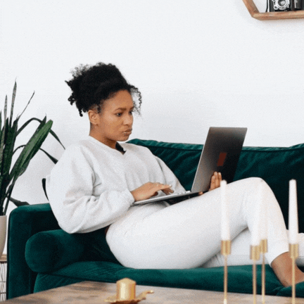 Animation illustrant un coach et un manager collaborant pour ajouter une tâche à une fiche. Visualisation de la délégation structurée dans un processus de management.